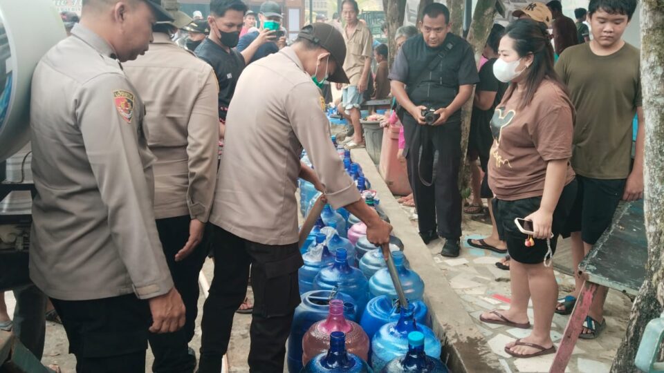 Hadir di Tengah Krisis: Polda Kalbar Gelar Bakti Kesehatan dan Salurkan Air Bersih Bagi Warga