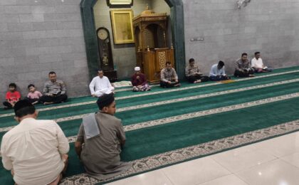 PERSONEL POLSEK JATIASIH GELAR PENGAJIAN RUTIN MALAM JUMAT BERSAMA JEMAAH MASJID AZ MUAZ AZAZID JATIASIH