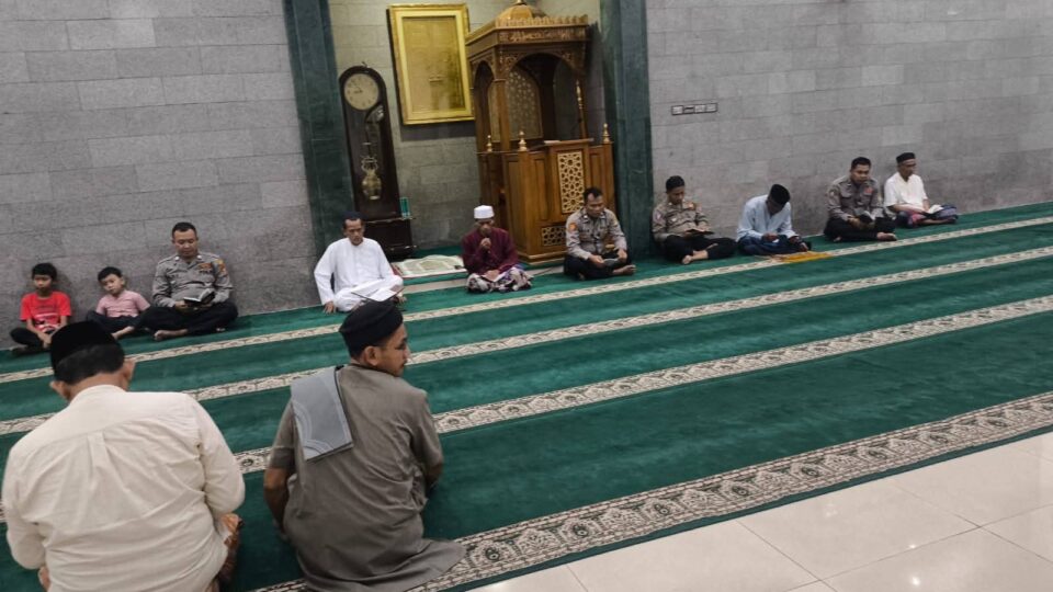 PERSONEL POLSEK JATIASIH GELAR PENGAJIAN RUTIN MALAM JUMAT BERSAMA JEMAAH MASJID AZ MUAZ AZAZID JATIASIH