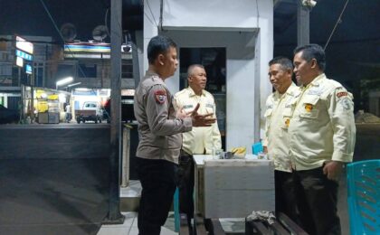BHABINKAMTIBMAS LAKUKAN MONITORING WILAYAH DENGAN SAMBANG UNTUK PASTIKAN WILAYAH AMAN DAN KONDUSIF