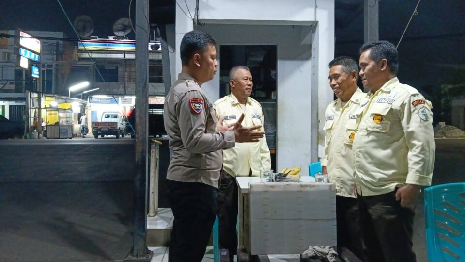 BHABINKAMTIBMAS LAKUKAN MONITORING WILAYAH DENGAN SAMBANG UNTUK PASTIKAN WILAYAH AMAN DAN KONDUSIF