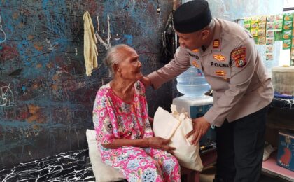 Jaga Bekasi On The Spot, Kepedulian Kapolsek Pondok Gede Menjenguk Warga Sakit Lanjut Usia Di Jatiwaringin
