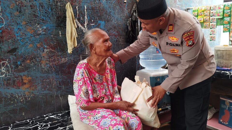 Jaga Bekasi On The Spot, Kepedulian Kapolsek Pondok Gede Menjenguk Warga Sakit Lanjut Usia Di Jatiwaringin