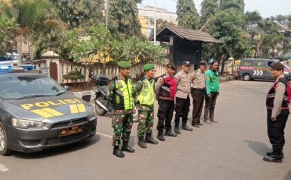 KOTA BEKASI — Guna mengantisipasi potensi tawuran remaja dan peredaran narkoba di pemukiman, Polsek Bekasi Barat melalui personel Bhabinkamtibmas gencar melakukan sambang warga secara berkala. Kegiatan silaturahmi kewilayahan tersebut dilaksanakan pada Jumat (11/9/2026) siang pukul 14.00 WIB. Bhabinkamtibmas Kelurahan Kotabaru, Aiptu Kuzairi, menyambangi kediaman warga Bapak Hasan di Blok Soka Merah RT 04/RW 13, Kelurahan Kotabaru. Dalam dialog santai tersebut, Aiptu Kuzairi menyampaikan himbauan kamtibmas terkait pencegahan C3, tawuran, serta bahaya peredaran gelap narkoba di lingkungan sekitar. Warga diminta untuk lebih peka terhadap pergaulan remaja. Petugas mengajak warga untuk tidak ragu melaporkan setiap kejadian menonjol kepada kepolisian. Kontak Customer Service SPKT Polsek Bekasi Barat melalui WhatsApp di nomor 0821-3081-0355 turut disosialisasikan. Kapolsek Bekasi Barat, AKP Diaman Saragih, S.H., M.H., menyampaikan bahwa kegiatan sambang ini merupakan langkah pencegahan dini. Situasi di wilayah Kotabaru terpantau aman dan terkendali.