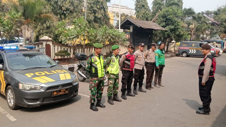 KOTA BEKASI — Guna mengantisipasi potensi tawuran remaja dan peredaran narkoba di pemukiman, Polsek Bekasi Barat melalui personel Bhabinkamtibmas gencar melakukan sambang warga secara berkala. Kegiatan silaturahmi kewilayahan tersebut dilaksanakan pada Jumat (11/9/2026) siang pukul 14.00 WIB. Bhabinkamtibmas Kelurahan Kotabaru, Aiptu Kuzairi, menyambangi kediaman warga Bapak Hasan di Blok Soka Merah RT 04/RW 13, Kelurahan Kotabaru. Dalam dialog santai tersebut, Aiptu Kuzairi menyampaikan himbauan kamtibmas terkait pencegahan C3, tawuran, serta bahaya peredaran gelap narkoba di lingkungan sekitar. Warga diminta untuk lebih peka terhadap pergaulan remaja. Petugas mengajak warga untuk tidak ragu melaporkan setiap kejadian menonjol kepada kepolisian. Kontak Customer Service SPKT Polsek Bekasi Barat melalui WhatsApp di nomor 0821-3081-0355 turut disosialisasikan. Kapolsek Bekasi Barat, AKP Diaman Saragih, S.H., M.H., menyampaikan bahwa kegiatan sambang ini merupakan langkah pencegahan dini. Situasi di wilayah Kotabaru terpantau aman dan terkendali.