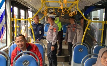 PENGAMANAN JALUR TERMINAL PERTANDINGAN SEPAK BOLA JAKMANIA VS PERSIB DI GBK JAKARTA DAN PENGECEKAN KENDARAAN DI TERMINAL BEKASI