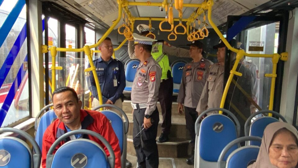 PENGAMANAN JALUR TERMINAL PERTANDINGAN SEPAK BOLA JAKMANIA VS PERSIB DI GBK JAKARTA DAN PENGECEKAN KENDARAAN DI TERMINAL BEKASI