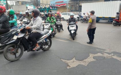 Bhabinkamtibmas Medan Satria Pengaturan Lalu Lintas di Pertigaan Pondok Ungu