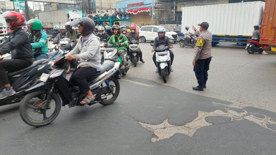Bhabinkamtibmas Medan Satria Pengaturan Lalu Lintas di Pertigaan Pondok Ungu