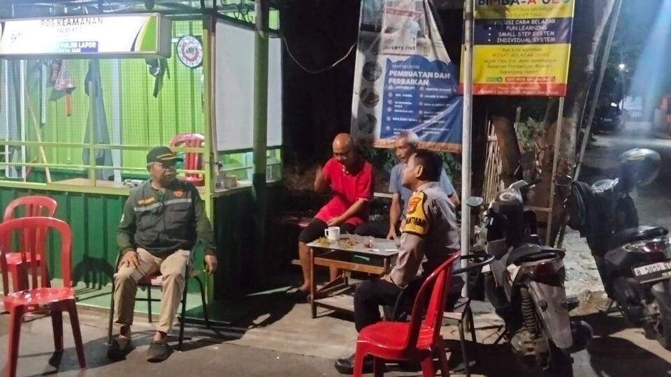 BHABINKAMTIBMAS KELURAHAN JATIASIH AJAK WARGA TINGKATKAN KEWASPADAAN DAN JAGA KAMTIBMAS
