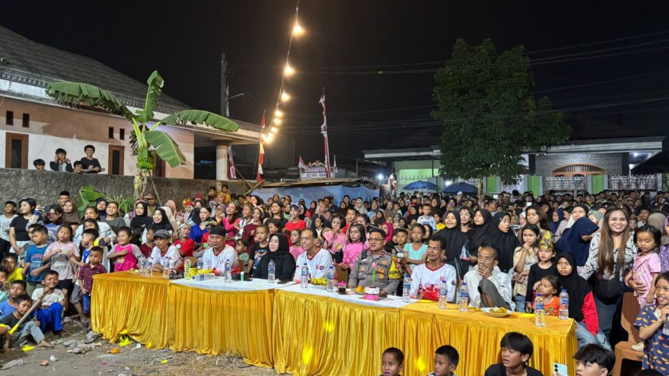 Bhabinkamtibmas Polsek Medansatria Hadiri Pesta Rakyat Kaliabang Pisang Batu dalam Rangka HUT RI ke-81