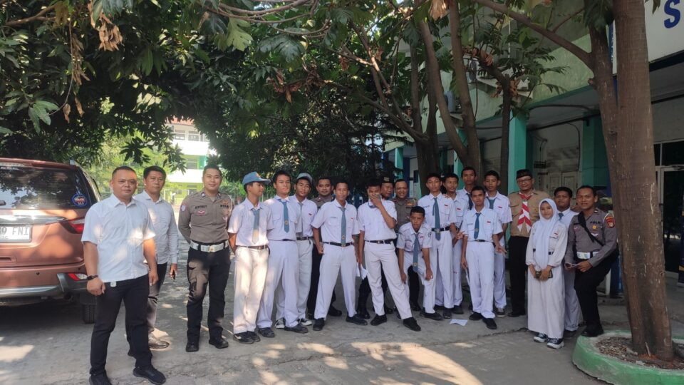 POLISI PENDAMPING PELAJAR SAMBANGI SMKN 5 KOTA BEKASI