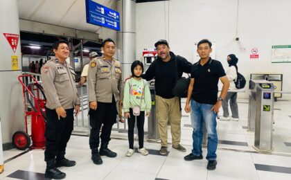 Kehilangan Bekal Perjalanan, Polsek Ciputat Timur Bantu Warga dan Putrinya Pulang ke Yogyakarta