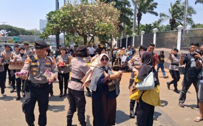 Kawal Aspirasi Petani, Polisi Kedepankan Pelayanan Humanis di Depan DPR