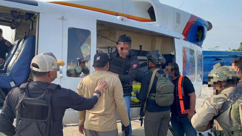 Satgas Kepolisian Ops Damai Cartenz-2026, Polres Mimika, dan Tokoh Masyarakat Berhasil Evakuasi Korban Sandera KKB dari Kampung Bela 1 ke Timika