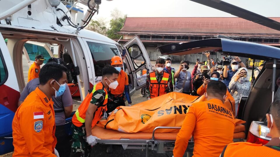 30 MIL LAUT DARI DARAT, HELIKOPTER POLRI EVAKUASI JENAZAH KORBAN KM VIRGO TRANSPORT