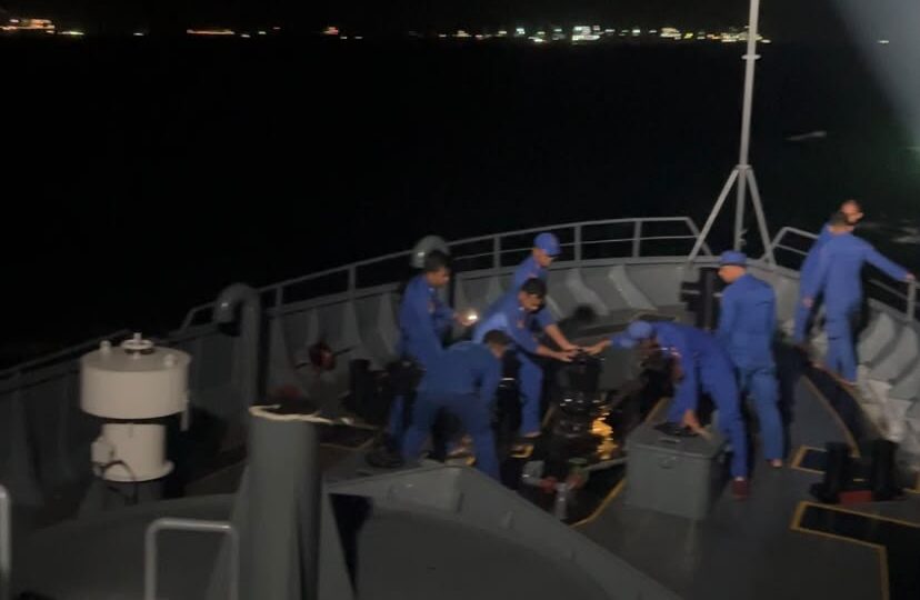 GELOMBANG KURANG BERSAHABAT, KAPAL POLRI TETAP SISIR LAUT BERSAMA TIM SAR CARI KORBAN KM VIRGO TRANSPORT 8