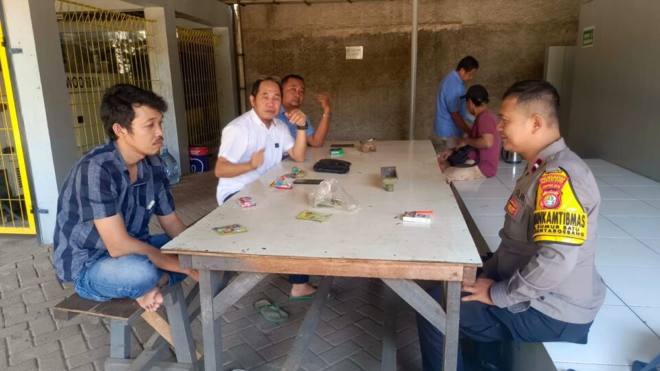 Sambang Pemukiman Sumurbatu, Bhabinkamtibmas Imbau Penggunaan Kunci Ganda Kendaraan