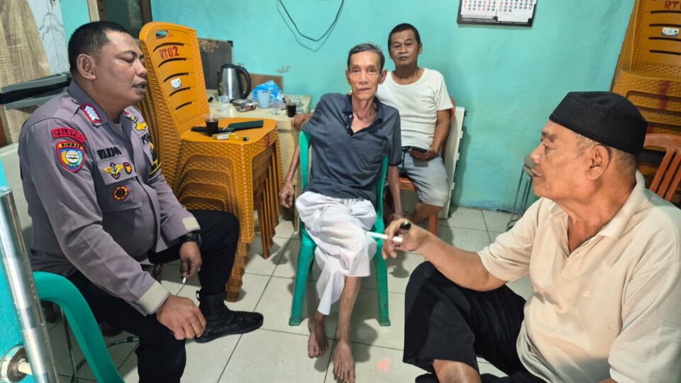 Sambangi Pos Kamling Jatiwaringin, Bhabinkamtibmas Ingatkan Waspada C3 dan Cegah Tawuran Remaja