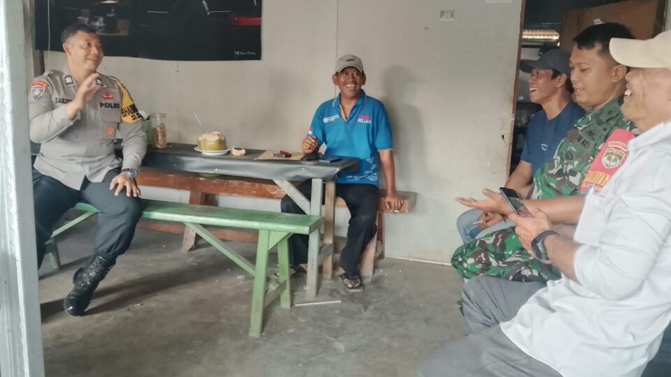 Sambang Warga Kp. Babakan, Bhabinkamtibmas Mustikasari Ajak Aktifkan Siskamling Tekan Kriminalitas