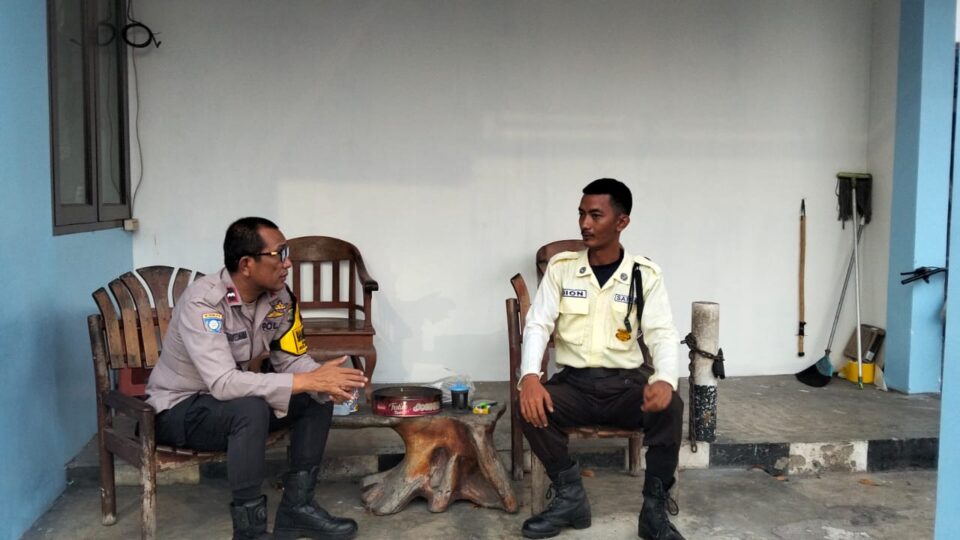 Tingkatkan Patroli Perumahan Angkasa Permai, Bhabinkamtibmas Jatiwarna Beri Arahan Penting Pengamanan Lingkungan