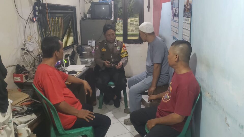 Sambang Pos Security Perumahan Kologad, Bhabinkamtibmas Jatirahayu Ingatkan Antisipasi Rumkos dan Debt Collector