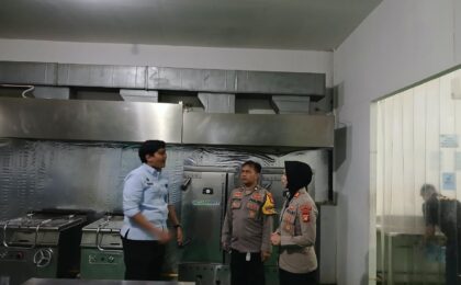 ON THE SPOT, KAPOLSEK JATIASIH TINJAU SPPG 02 JATIKRAMAT, PASTIKAN PROSES DAN KEBERSIHAN SESUAI PROSEDUR