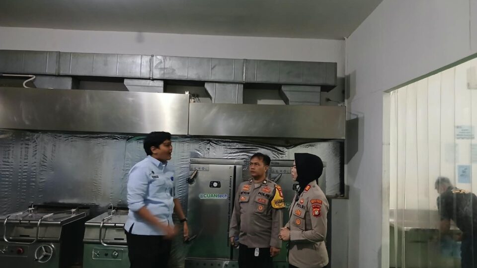 ON THE SPOT, KAPOLSEK JATIASIH TINJAU SPPG 02 JATIKRAMAT, PASTIKAN PROSES DAN KEBERSIHAN SESUAI PROSEDUR
