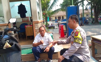 Sambangi Warga Jalan Jambu Air, Bhabinkamtibmas Kotabaru Edukasi Pencegahan Narkoba dan Tawuran