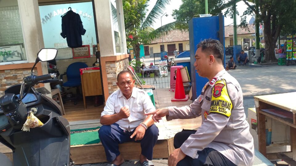 Sambangi Warga Jalan Jambu Air, Bhabinkamtibmas Kotabaru Edukasi Pencegahan Narkoba dan Tawuran