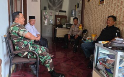 Perkuat Sinergitas TNI-Polri, Bhabinkamtibmas dan Babinsa Jakasampurna Sambangi Ketua RT Cikunir Atas