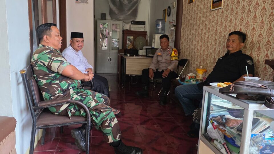 Perkuat Sinergitas TNI-Polri, Bhabinkamtibmas dan Babinsa Jakasampurna Sambangi Ketua RT Cikunir Atas