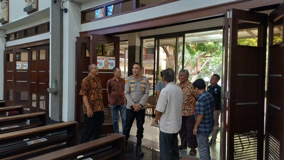 Jaga Jakarta On The Spot ; Kapolsek Bekasi Barat Sambangi Gereja Santo Mikael Kranji, Perkuat Sinergi Jaga Kamtibmas
