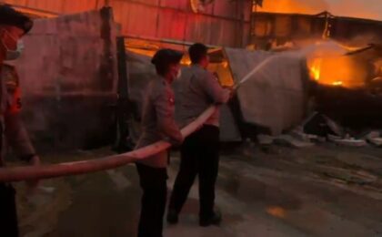 Brimob Polda Metro Jaya Bantu Pemadaman Kebakaran 26 Gudang di Kosambi