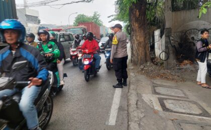 Pengaturan Lalu Lintas Sore Hari, Bhabinkamtibmas Medan Satria Urai Kepadatan di Pertigaan Pondok Ungu