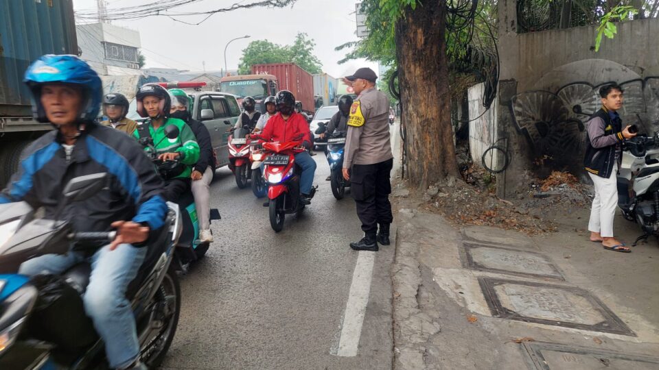 Pengaturan Lalu Lintas Sore Hari, Bhabinkamtibmas Medan Satria Urai Kepadatan di Pertigaan Pondok Ungu