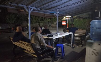 Pantau Keamanan Pemukiman Malam Hari, Bhabinkamtibmas Jaticempaka Sambangi Pos Kamling Matoa