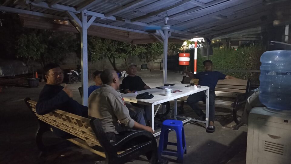 Pantau Keamanan Pemukiman Malam Hari, Bhabinkamtibmas Jaticempaka Sambangi Pos Kamling Matoa
