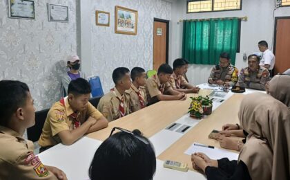 Kanit Binmas dan Bhabinkamtibmas Berikan Pembinaan kepada Siswa SMPN 42