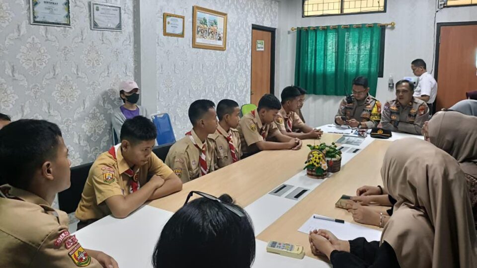 Kanit Binmas dan Bhabinkamtibmas Berikan Pembinaan kepada Siswa SMPN 42