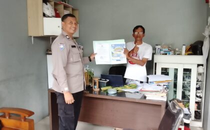 Bhabinkamtibmas Mustikasari Sosialisasikan Maklumat Kapolres kepada Ketua RW