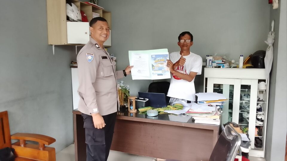 Bhabinkamtibmas Mustikasari Sosialisasikan Maklumat Kapolres kepada Ketua RW
