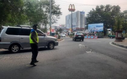 Polantas Polsek Pondokgede Lakukan Gatur Lalin, Lancarkan Aktifitas Pengguna Jalan