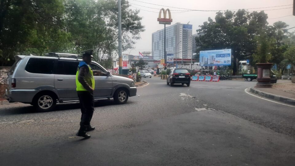 Polantas Polsek Pondokgede Lakukan Gatur Lalin, Lancarkan Aktifitas Pengguna Jalan