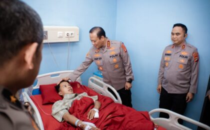 Menguatkan Anggota yang Terluka, Kapolda Metro Jaya Kunjungi RS Polri