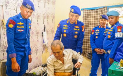 Polairud Polda Metro Jaya Salurkan Bantuan Kursi Roda dan Sembako kepada Warga Pluit
