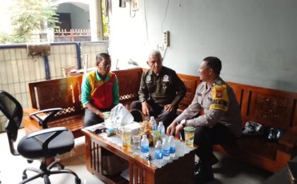 Sosialisasi Maklumat Kapolres, Bhabinkamtibmas Mustikasari Sambangi Tokoh Masyarakat dan Forum RW