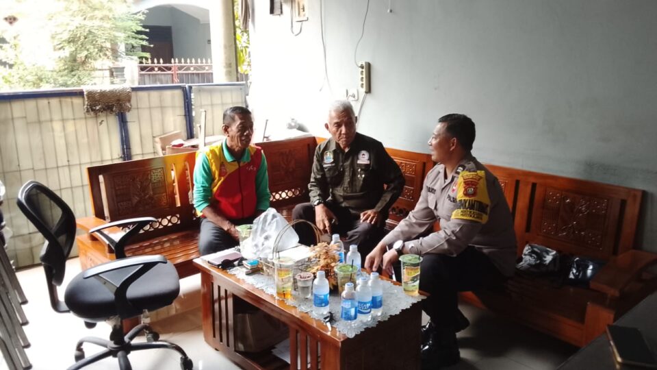 Sosialisasi Maklumat Kapolres, Bhabinkamtibmas Mustikasari Sambangi Tokoh Masyarakat dan Forum RW