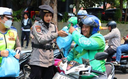 Jumat Peduli, Polda Metro Jaya Berbagi dengan Pengemudi Ojol