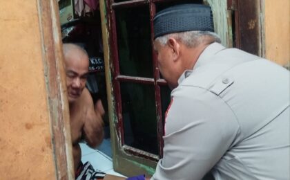 Kepedulian Kapolsek Pondok Gede Menjenguk Warga Sakit Lanjut Usia Di Jatimakmur